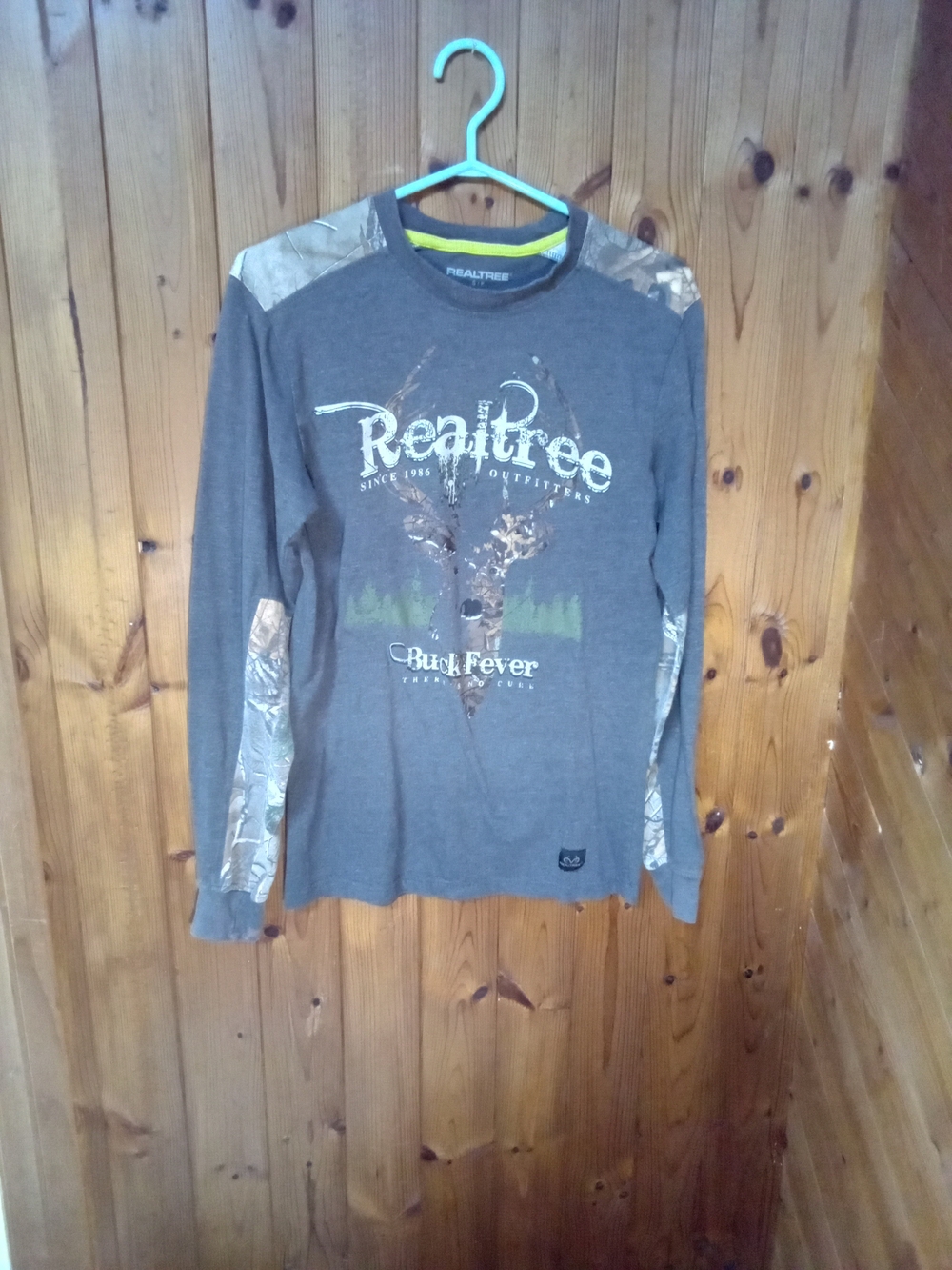 Realtree Men's Long Sleeve Graphic Tee in Gray with Camo Panels